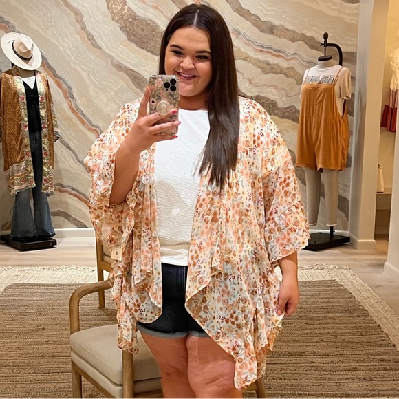 Arula 2XL Floral Kimono - Picture 2 of 7